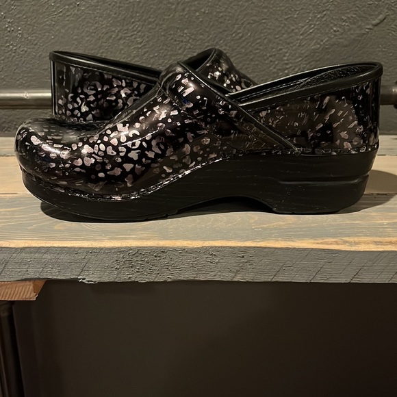 🔥 DANSKO | Patent Cheetah print clogs size 39 - Picture 3 of 8
